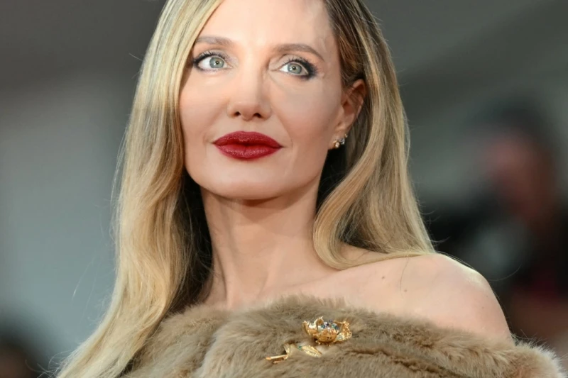 تضارب في الأخبار.. هل تعيش أنجلينا جولي قصة حب سرية؟ افاق عربية - بعد سنوات من انفصالها عن النجم العالمي براد بيت، إلتقطت عدسات الباباراتزي صورا للنجمة أنجلينا جولي مع مغني الراب ا