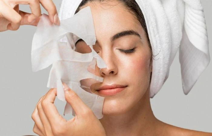 هل مللت من البحث عن إشراقة الشباب في مرآتك؟ هل تشعرين بأن بشرتك فقدت حيويتها ونضارتها؟ لا تقلقي، فأنت لست وحدك في هذه الرحلة. فكل امرأة تسعى جاهدة للحفاظ على جمال بشرتها ونضارتها، 