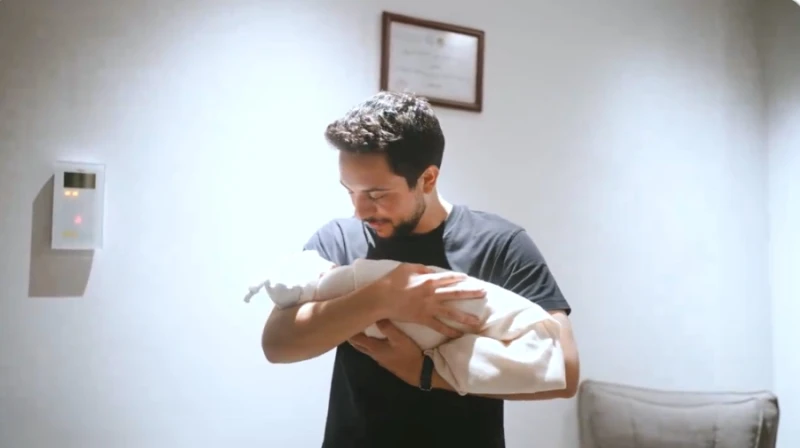 الفنان حمدي المناصير يطلق اغنية بمناسبة قدوم إيمان فيديو السبت-2024-08-03 05:59 افاق عربية - أطلق الفنان الأردني حمدي المناصير أغنيةجديدة بمناسبة قدوم سمو الأميرة إيمان بنت الحسين 