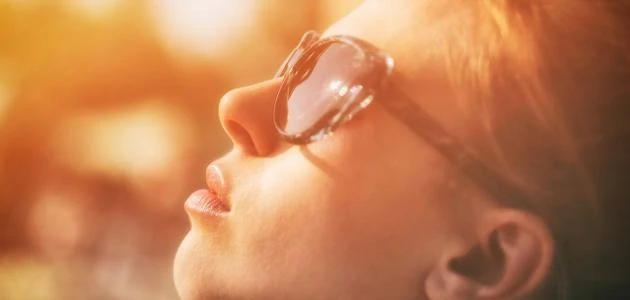 أنواع حساسية الشمس.. الأسباب والأعراض وطرق الوقاية الفعالةتعد حساسية الشمس من المشكلات الجلدية التي يعاني منها العديد من الأشخاص، وتظهر عادة عند تعرض