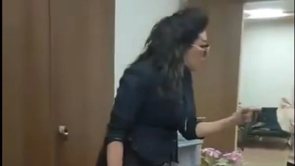 اقبضوا عليها.. محمد فؤاد يناشد الجهات المعنية سرعة ضبط فتاة واقعة مستشفى عين شمس طالب المطرب محمد فؤاد بسرعة القبض على واقعة فتاة مستشفى عين شمس