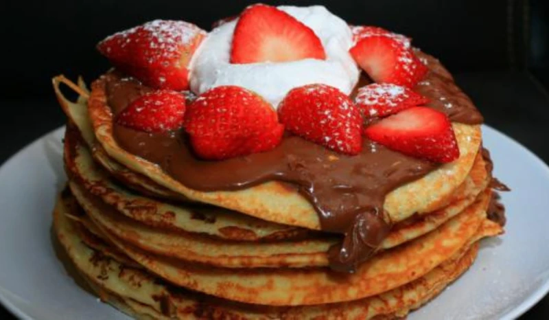 طريقة عمل البان كيك بكل سهولة في المنزلالبان كيك هو أحد أشهر وألذ وجبات الإفطار التي يحبها الكبار والصغار في مصر وحول العالم يمكن تحضيره بسرعة وسهولة