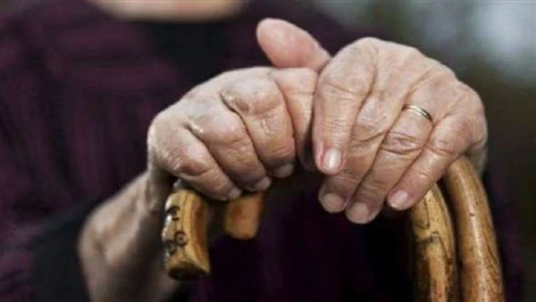 ب6 طعنات.. حفيد يتحول إلى قاتل بعد إنهائه حياة جدته بالخليفة في زاوية هادئة من حي الخليفة، استيقظت الجدران على صرخة قاسية، لم تكن تلك الصرخة سوى آهات مسنة في الثمانين من عمرها، وجد