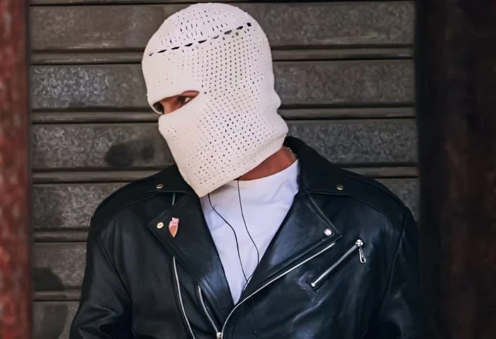 بعد إثارته الجدل، تعرف على شكوك الجماهير حول شخصية الملثم توو ليت توو ليت، حالة كبيرة من الجدل اجتاحت الشارع و الوسط الفني؛ بسبب ظهور شاب ملثم أطلق على نفسه ذلك اللقب، وقرر تقديم أ