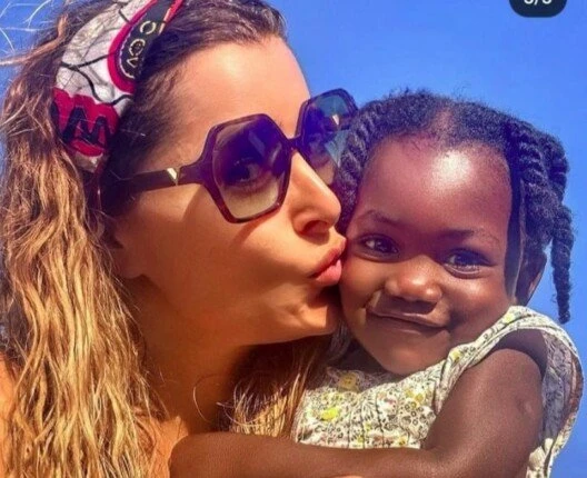 عائشة بن أحمد تقضي عطلتها الصيفية برفقة طفلة من أصول أفريقية.. ما القصة؟شاركت عائشة بن أحمد، مجموعة صور لها أثناء استمتاعها بالعطلة الصيفية على أحد