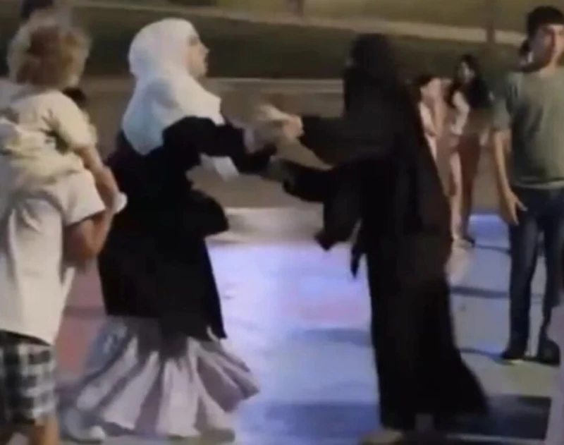 آخر تحديث الإثنين 26 أغسطس 2024اندلع شجار بين مجموعتين من النساء٬ بمنطقة يلدريم في مدينة بورصة التركية.وبدأ الشجار بعد خلاف لم تعرف أسبابه حتى الآن، لكنه تصاعد بسرعة ليصل إلى تبادل