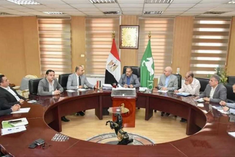 محافظ الشرقية والرئيس التنفيذي لجهاز تنظيم إدارة المخلفات بوزارة البيئة يبحثان تطوير منظومة النظافة عقد المهندس حازم الأشموني محافظ الشرقية،الأحد،