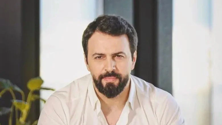 تحت سابع أرض جديد تيم حسن لرمضان ٢٠٢٥ ومن شركائه؟ كشفت شركة الصباح إخوان عن أولى أعمالها الرمضانية للعام ٢٠٢٥ مسلسل تحت سابع أرض بطولة النجوم تيم حسن وكاريس بشار والقديرة منى واصف،