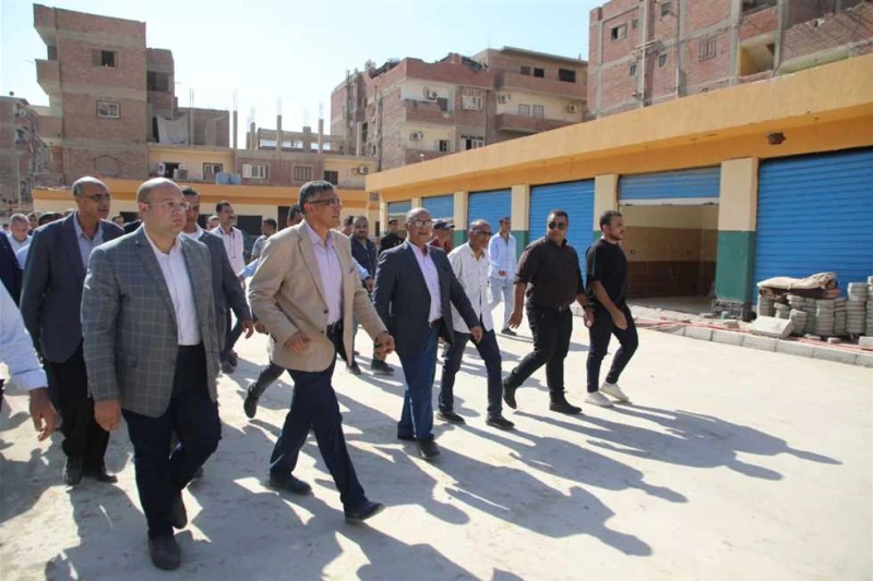 محافظ الجيزة يتفقد المراحل النهائية لإنشاء سوق الصف الحضاري تفقد المهندس عادل النجار محافظ الجيزة، اليوم الأربعاء، نسب التنفيذ بمشروع سوق الصف