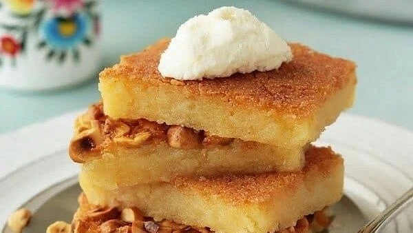 طريقة عمل البسبوسة في خطوات بسيطةقدمت الشيف سالي فواد عبر صفحتها الخاصة بموقع التواصل الإجتماعي فيسبوك، طريقة عمل البسبوسة فى خطوات بسيطة..مكونات