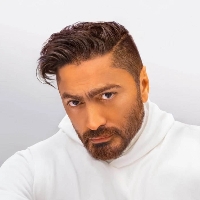 تامر حسني يوقف تصوير فيلمه لإنقاذ فتاة افاق عربية - فوجئ العاملون في فيلم ريستارت بالنجم تامر حسني يجري فجأة تاركا التصوير ويتجه ناحية فتاة ويداري عليها بجسده ويصرخ مطالبا إيقاف ال