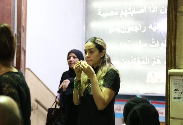 انهيار زوجة إيهاب فهمي أثناء تلقي عزاء والدها (فيديو) انهارت زوجة الفنان إيهاب فهمي، يسرا وجيه، خلال تلقى عزاء والدها الذي توفى عقب صراع طويل مع