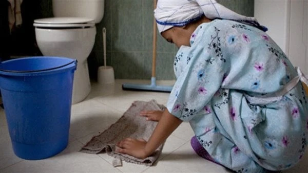 غرامة 2000 درهم.. تفاصيل جديدة في قضية تعذيب الخادمة كنزة بالمغربشهدت قضية تعذيب الخادمة كنزة في مدينة المنصورية التابعة لإقليم بنسليمان في المغرب تطورات جديدة ومثيرة، فقد قررت الم