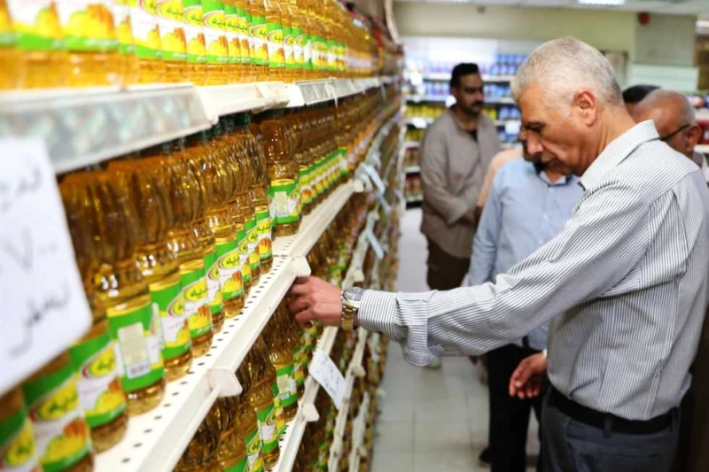 محافظ أسوان يتابع أسعار وتوافر السلع الغذائية والإستهلاكية أكد اللواء دكتور إسماعيل كمال محافظ أسوان، على أنه تم التواصل مع الدكتور شريف فاروق وزير