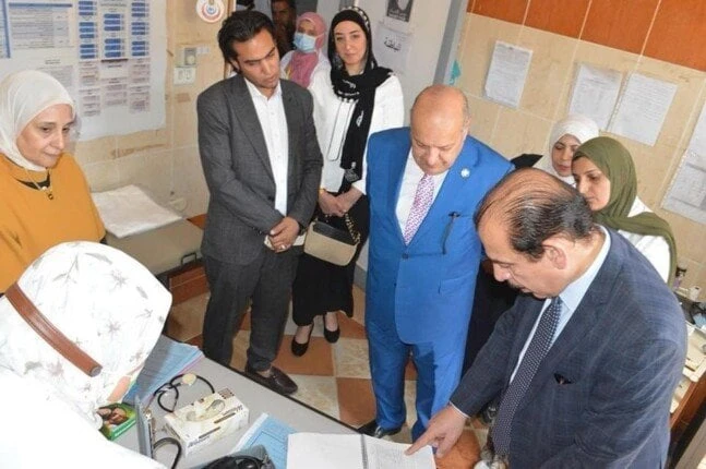 نائب وزير الصحة يوصي بصرف مكافأة للعاملين بمركز طبي في القاهرة الجديدةتفقد الدكتور عمرو قنديل، نائب وزير الصحة والسكان، مركز طبي التجمع الأول بمنطقة القاهرة الجديدة، وذلك في إطار م