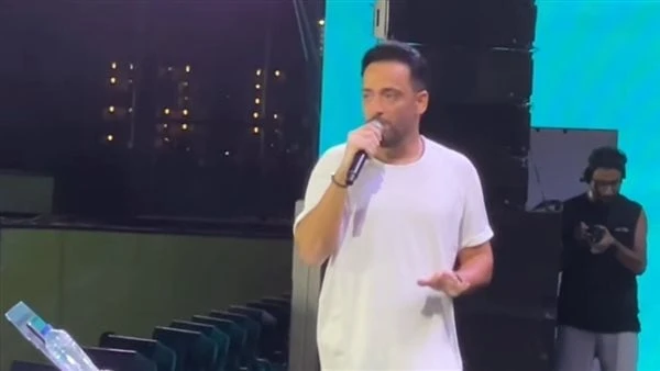 رامي جمال يشعل حفله بالعلمين بأغنية سقف ويقدم موهبة جديدة أشعل الفنان رامي جمال حفله بمهرجان العلمين في نسخته الثانية ، بأغنية سقف حيث تفاعل الجمهور