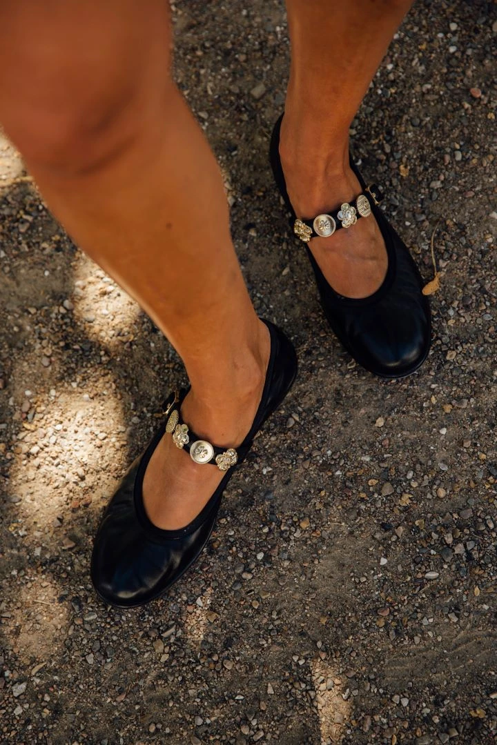 آخرها باليرينا من الشباك.. كيف تنسقين هذه الأحذية في الصيف؟ ، آخرها باليرينا من الشباك كيف تنسقين هذه الأحذية في الصيف؟،أطلقت الدور العالمية لموسم