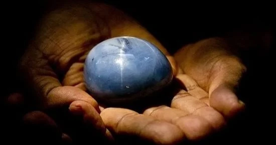 من المعروف أن حجر الياقوت هو الحجر الأساسي لمواليد برج الأسد خاصة المولودين في شهر يوليو، فهذا الحجر يمثل الحب غير المشروط ويعرف بقدرته على جذب الحظ