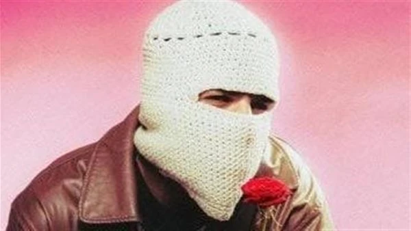 المطرب توليت ..النجم الصاعد الذي يثير الجدل بهويته المجهولة في مهرجان العلمين تعرف على التالي المطرب توليت ..النجم الصاعد الذي يثير الجدل بهويته