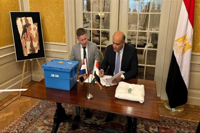 بينها رأس مومياء.. مصر تنجح في استرداد 3 قطع أثرية من هولندا تسلمت السفارة المصرية في لاهاي بهولندا تمثال من الأوشابتي، وجزء من تابوت ملون، ورأس مومياء من العصر المتأخر، والتي أثبت