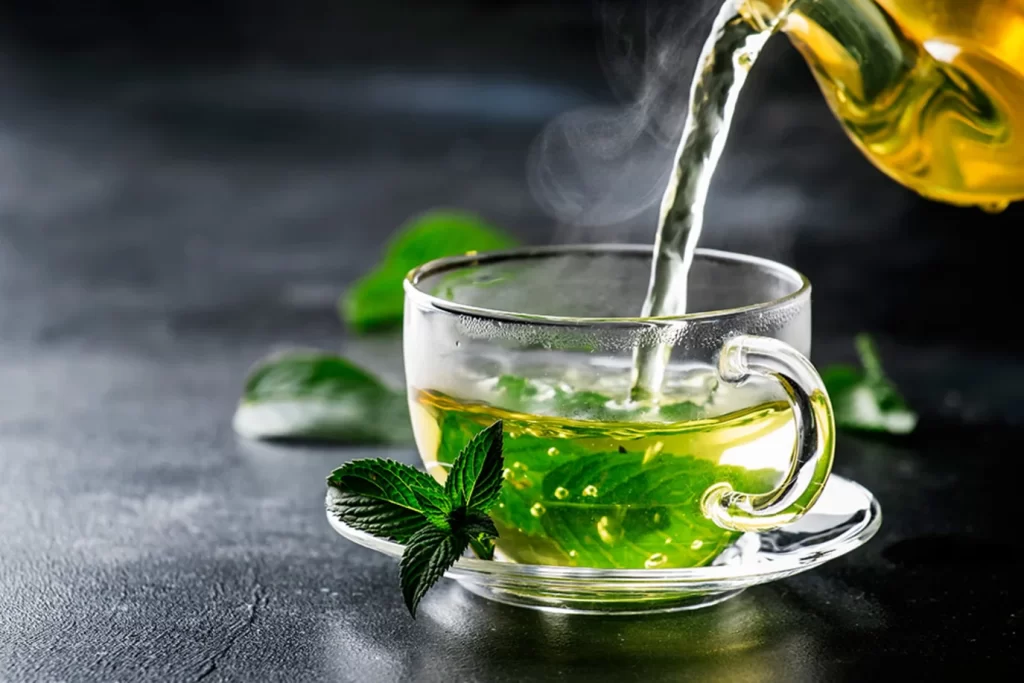 فوائد الشاي الأخضر الصحية والجماليةالشاي الأخضر يحتوي على العديد من الفيتامينات ومضادات الأكسدة والالتهابات، وبالتالي يساهم في عدة فوائد خاصة بالبشرة والقضاء على حب الشباب.ولتحضير 