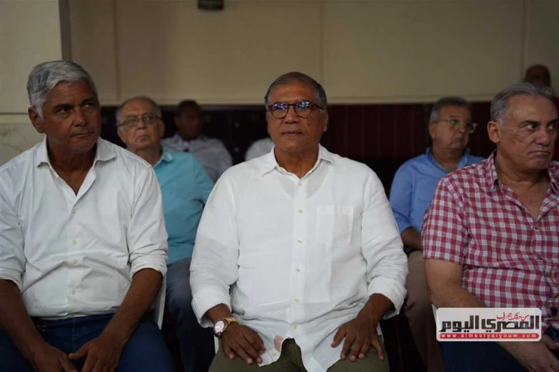 سالمان والعدل والمعلم أبرز الحضور في عزاء سكينة السادات شارك كلا من أشرف سالمان رئيس الشركة المتحدة للخدمات الإعلامية، مدحت العدل، كابتن حلمي طولان المدير الفني السابق لنادي الزمال