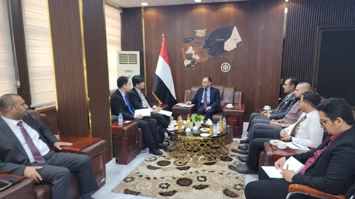 بحث وزير الصناعة والتجارة محمد الأشول، اليوم، في العاصمة المؤقتة عدن، مع القائم بأعمال السفارة الصينية لدى اليمن تشاو تشنغ، تعزيز وتطوير أوجه التعاون المشترك، والعلاقات الثنائية ال