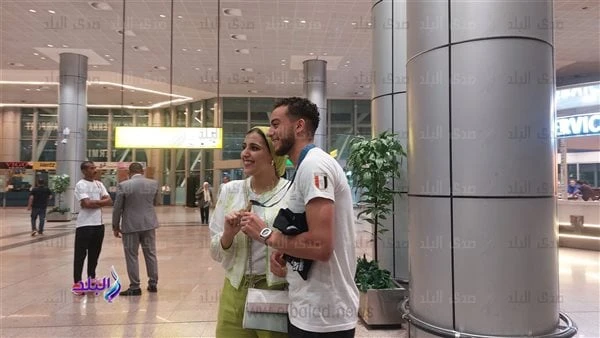 حاملا برونزية السلاح.. محمد السيد بمطار القاهرة لاستقبال أحمد الجندي وسارة سميرصوروصل مطار القاهرة الدولي قبل قليل، محمد السيد المتوج بالميدالية