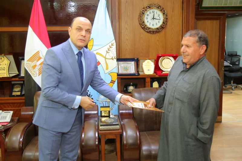 تسليم 6 عقود تقنين أراضي أملاك الدولة للمستفيدين بكفر الشيخ سلم اللواء دكتور علاء عبد المعطي، محافظ كفر الشيخ، اليوم السبت، 6 عقود تقنين أراضي أملاك