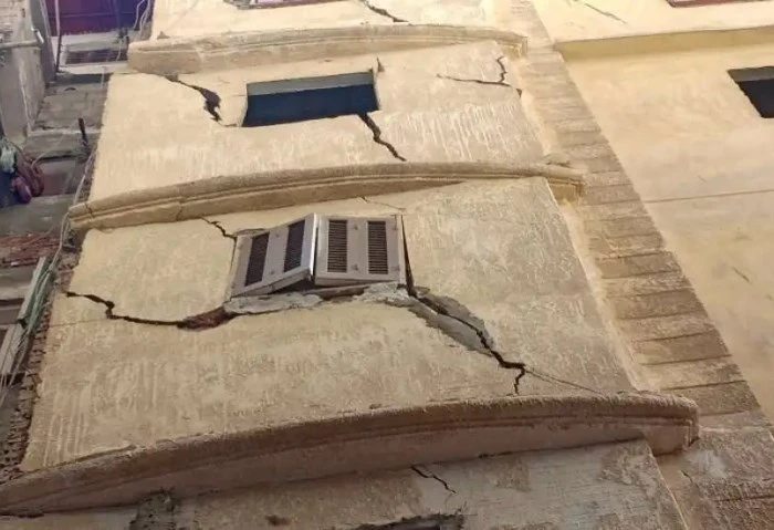 بعد واقعة سعد زغلول، الجيزة تراجع قرارات الإزالة الصادرة للعقارات شهدت محافظة الجيزة، كارثة جديدة، بعدما انهار عقار سكني مكون من طابقين بشارع سعد