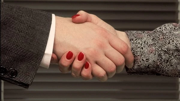 مباح أم محرم.. ما حكم المصافحة باليد بين الرجل والمرأة؟ما حكم المصافحة باليد بين الرجل والمرأة؟ سؤال أجابت عنه دار الإفتاء المصرية من خلال موقعها