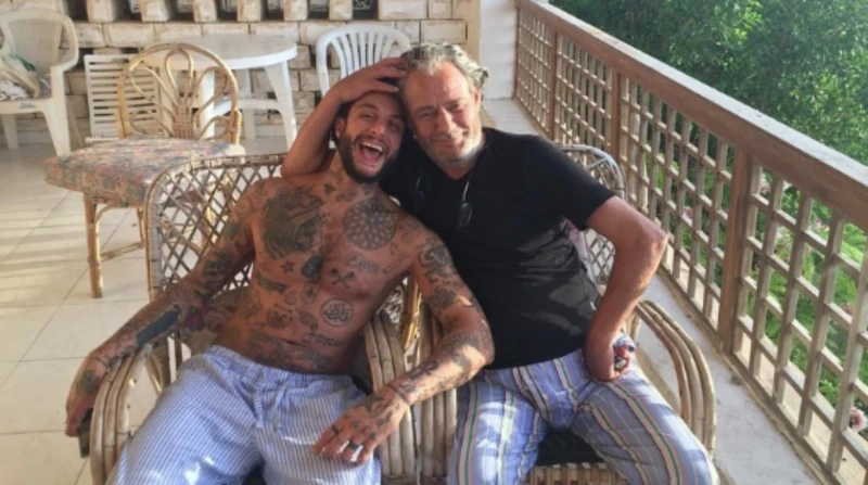 أحمد الفيشاوي يشارك صورة لوالده بالذكاء الاصطناعي: أفتقدك نشر الفنان أحمد الفيشاوي، عبر حسابه الرسمي على إنستجرام، صورة تجمعه بوالده، تم إنشاؤها