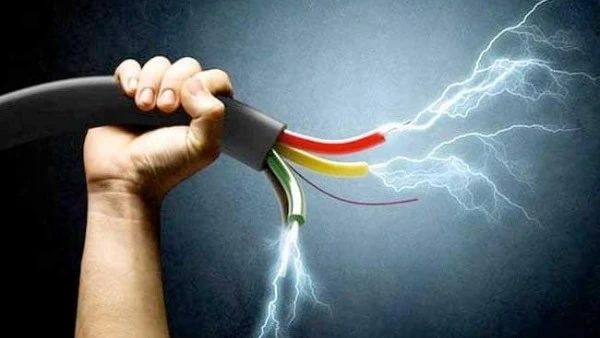 اتكهرتت وماتت.. غسالة كهربائية تنهي حياة ربة منزل في الزاوية الحمراء شهدت منطقة الزاوية الحمراء حادثا مأساويا حيث لقيت ربة منزل تبلغ من العمر 35 عاما