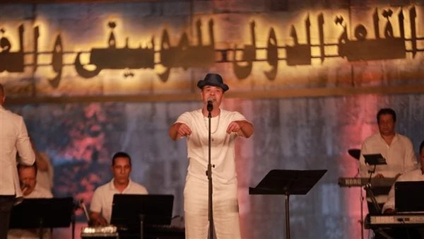 يقبل رأس سيدة من ذوى الهمم.. لقطات من حفل مدحت صالح بمهرجان القلعة شهد حفل الفنان مدحت صالح أمس بمهرجان القلعة عديد من اللقطات المهمة والتى تخطف أنظار الجميع خلال الحفل الذى أبدع ف