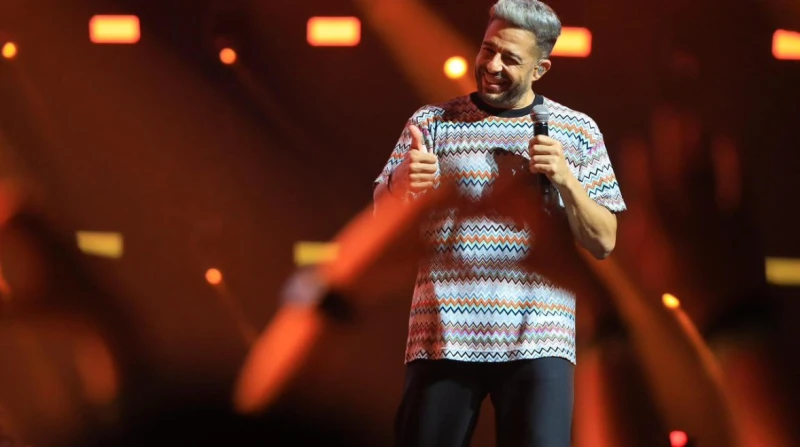 حماقي لجمهور جدة: مكانتكم في قلبي كبيرة أشعل الميجا ستار محمد حماقي مسرح عبادي الجوهر أرينا في حفل كامل العدد، نظمته شركة بنش مارك، ضمن حفلات صيف جدة.وبدأ حماقي أولى وصلاته الغنائي