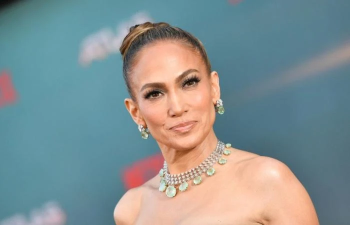 وقعت النجمة العالمية جينيفر لوبيز للمرة الرابعة في حياتها على أوراق الطلاق، وأنهت هذه المرة علاقتها بالنجم العالمي بن أفليك، بعد أن فشلت كل محاولتها