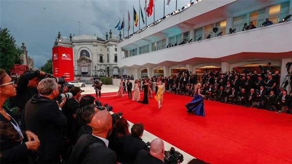 غدا.. انطلاق فعاليات مهرجان فينيسيا السينمائي الدولي بحضور نجوم هوليوود تنطلق غدا فعاليات النسخة 81 من مهرجان فينيسيا السينمائي الدولي، الذي يستمر في