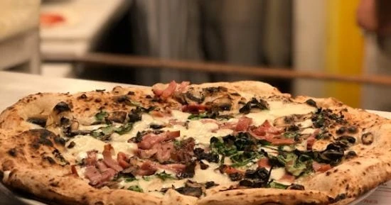 البيتزا المشوية على الفحم تعطي نكهة لا تقاوم، وتعد بيتزا البيكانا هي اختيار مثالي لتجربة البيتزا المشوية، وتعتبر من النكهات الجديدة والمغذية. ونستعرض خلال السطورالتالية طريقة عمل ب