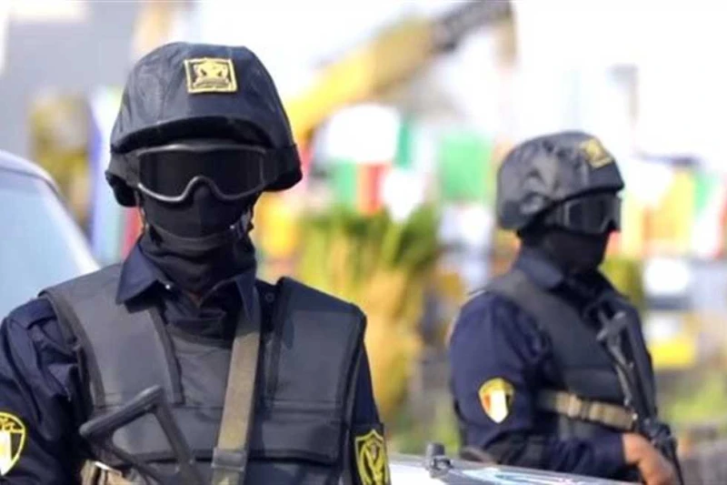 كردون أمنى بقرية موشا بعد قتل عامل شقيقه وزوجته في أسيوط وضعت قوات أمن أسيوط كردون أمنى بقرية موشا التابعة لمركز أسيوط بعد قتل عامل زوجته وشقيقه في