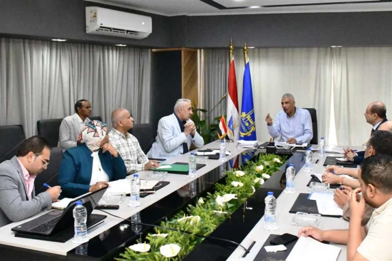 محافظ أسوان: إدراج المتقاعسين عن سداد مستحقات التقنين ضمن حملات إزالة التعديات وجه الدكتور إسماعيل كمال محافظ أسوان، بضرورة تذليل كافة العقبات أمام المتقدمين لإجراءات التصالح في مخ