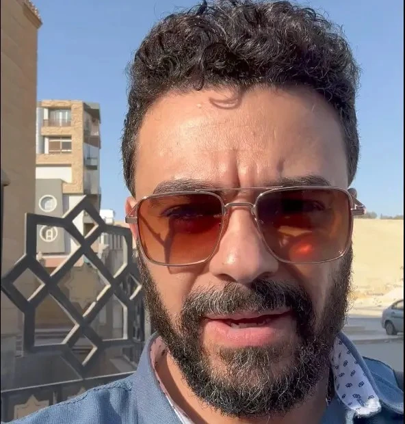 بعد منعه من الصلاة في مسجد.. الفنان كريم الحسيني يستغيث بدار الإفتاء استغاث الفنان المصري كريم الحسيني بدار الإفتاء، اليوم، الاثنين، وذلك بعد منعه من دخول أحد المساجد في المقطم لأد