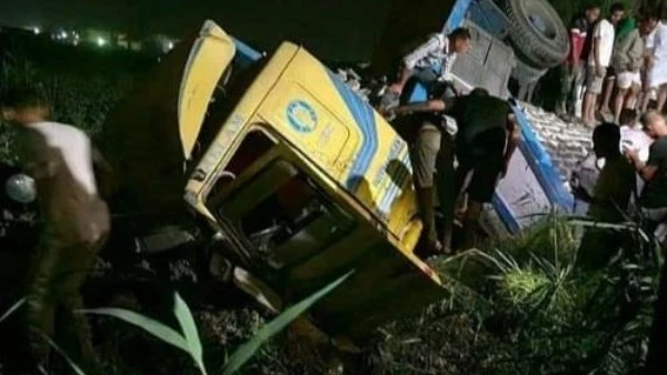 مشاهد مأساوية وخسائر بالملايين و10 وفيات.. التفاصيل الكاملة ل حادث طريق الفيوم شهد طريق الفيوم القاهرة حادثا مأساويا فجر اليوم، حيث وقع حادث انقلاب