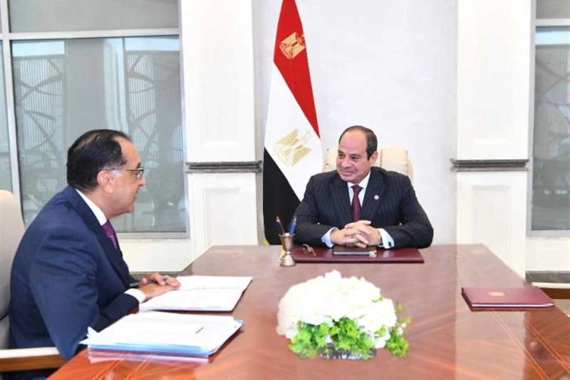 الرئيس السيسي يؤكد توجه الدولة بدعم وتشجيع القطاع الخاص عقد الرئيس عبدالفتاح السيسي، اليوم، اجتماعا مع الدكتور مصطفى مدبولي رئيس مجلس الوزراء، تابع