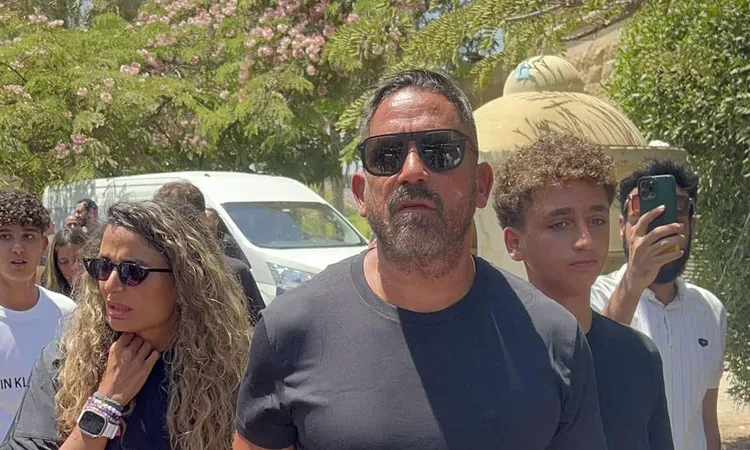 فن: أمير كرارة يساند أحمد صلاح حسني في جنازة والده بالتجمع (صور) اقرأ في أفاق عربية أمير كرارة يساند أحمد صلاح حسني في جنازة والده بالتجمع صور، حرص