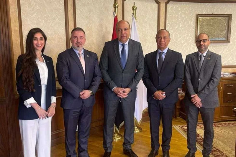 وزير الطيران يبحث مع الملحق الإقليمي الأمريكية مشروعات تبادل المعلومات والشحنات استقبل الدكتور سامح الحفني، وزير الطيران المدني، اليوم الأربعاء، ماريو بينغولي، الملحق الإقليمي لإدا