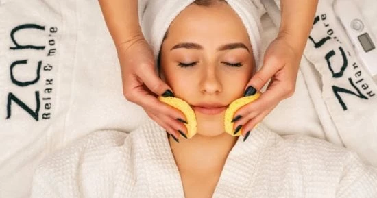 التعرض المستمر لأشعة الشمس الضارة قد يسبب اسمرارا وبقعا ومشاكل عديدة للبشرة ويمكن أن يتسبب الضرر الناتج عن الشمس في فرط تصبغ الجلد الذي يظهر على شكل