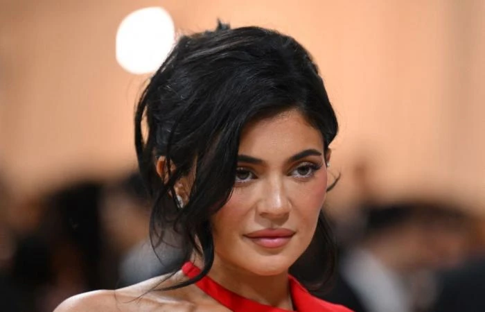 لمع اسم كايلي جينر في عالم السوشيال ميديا وعالم الموضة والجمال، فهي الشقيقة الصغرى لنجمات آل كارداشيان ونجمة تلفزيون الواقع التي استطاعت من خلال جمالها وإطلالاتها أن تصبح من أهم ال