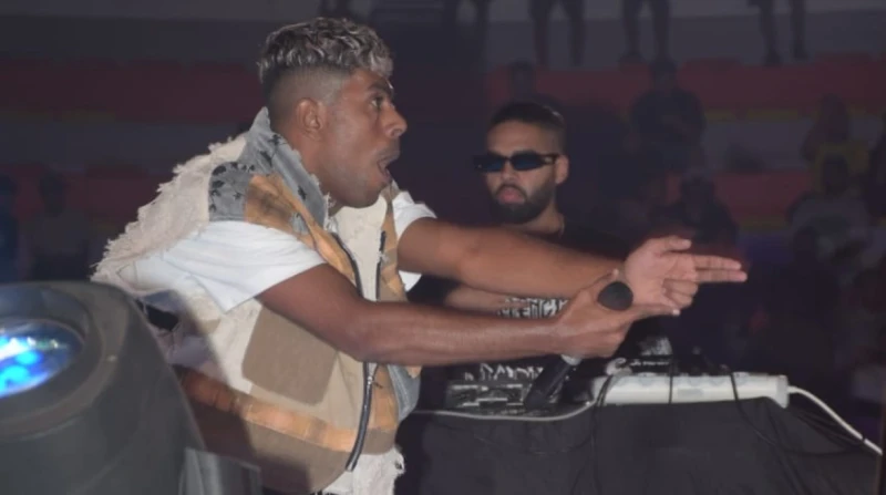 بالشال الفلسطيني.. عفروتو وسمارة يلهبان ثاني أيام مهرجان صيف بنغازي في إطار فعاليات مهرجان صيف بنغازي، الذي يقام تحت رعاية مؤسسة أجيالنا، شهدت