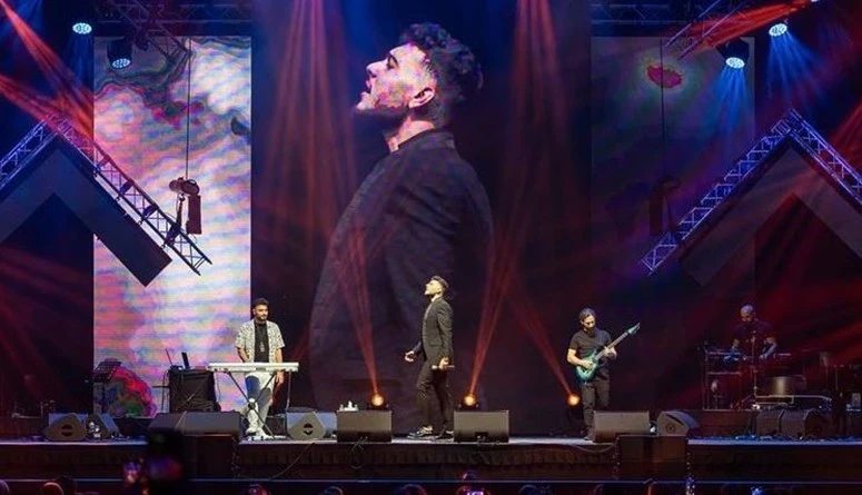 الشامي ردا على باسم ياخور: اللاجئ يشعر بالانقراضوكتب الشامي عبر خاصية القصص المصورة في حسابه عبر إنستغرام: هذا اللاجئ الذي تتكلم عنه أستاذ باسم، بظ وخلف 16 ولدا لأن لديه شعورا بالا