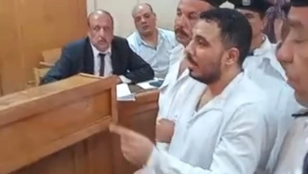 سكت دهرا ونطق كذبا.. سفاح التجمع يواصل الأكاذيب في ساحة المحكمة في جلسة محاكمته اليوم استمر المتهم كريم سليم، المعروف إعلاميا ب سفاح التجمع، في سرد